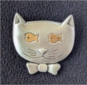 JJ Cat Head Pin with Fish Eyes